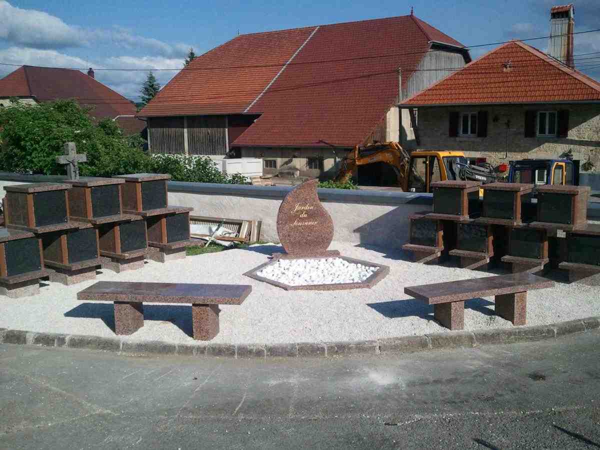 Columbarium pour abriter les urnes funéraires